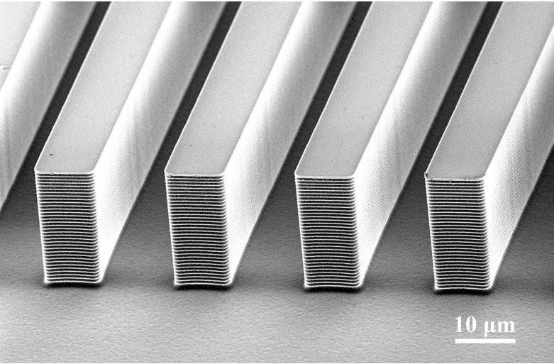 Supplementary Figure 1 Scanning electron micrograph (SEM) of a groove-structured