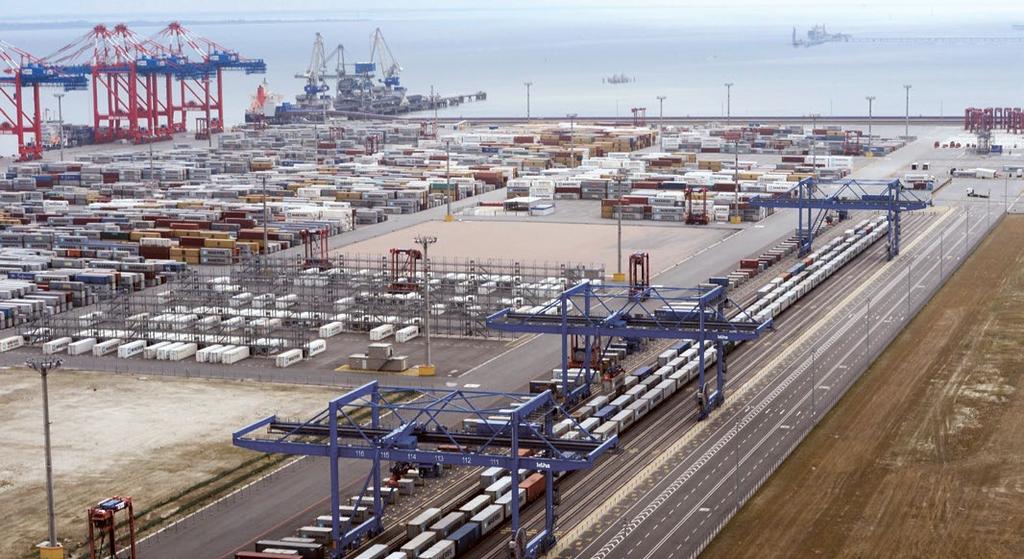 SPACE FOR MORE GOODS TRANSPORT BY RAIL A modern handling terminal with access for deep ships: three gantry cranes on the six 700 metre-long tracks take care of loading sea containers onto trains.