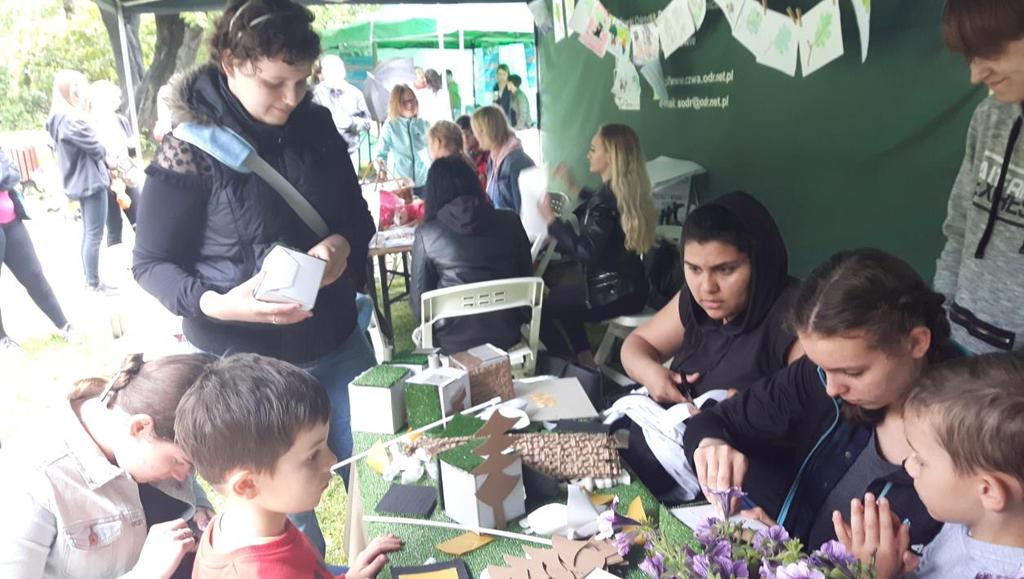 workshops we showed how to be ecologically smart - using energy in the home, in a way that brings us a measurable, economic effect, showing how to sort waste without occupying a large area in the