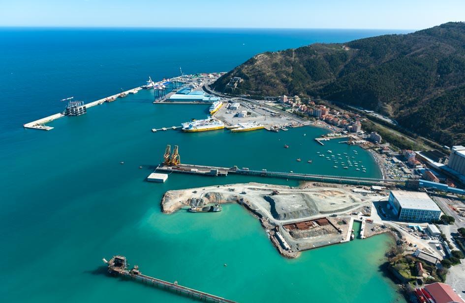 Port of Savona Vado Vado Ligure Deep Sea Container Terminal Promoter selection through EU call for tenders procedure: APM Terminals Vado Ligure Spa (design, financing, construction and management of