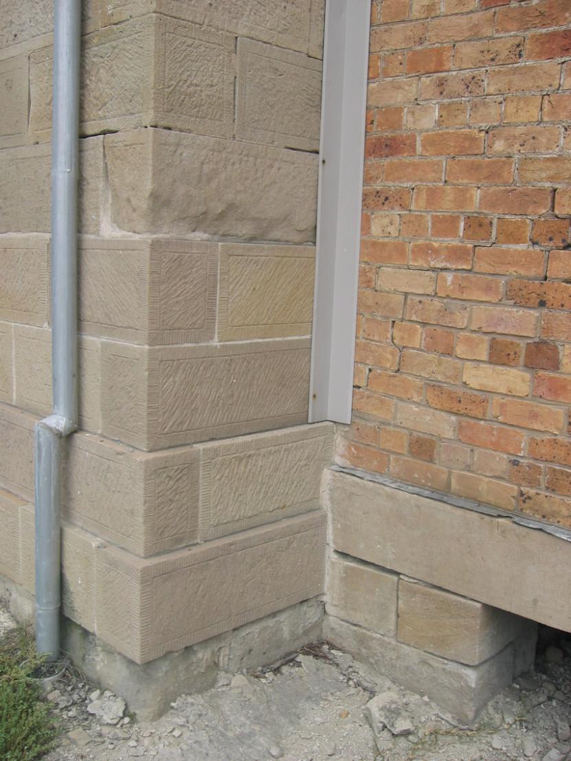 Sandstone Block Building: o Sandstone wall with a draughted and pointed finish. o Wall showing signs of fretting and spalling.