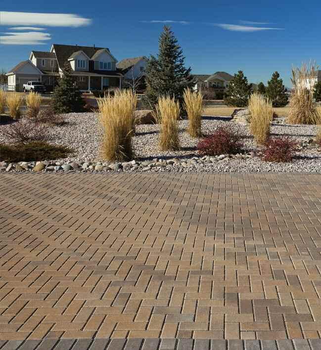 STANdARd paver COLLECTION HOLLAND With the renowned durability of interlocking pave stones, Holland Stone offers the old world charm of a simple paver shape.