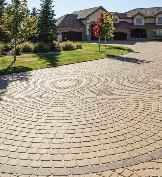 STANdARd paver COLLECTION PLAZA IV CIRCLE PACK Dramatic circular patterns are easy to achieve with the multi-shape Plaza Stone IV Circle Pack.