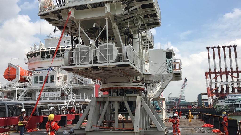 398ton Knuckle crane, received on barge under hook from Heavy lift vessel, deliver to MMA