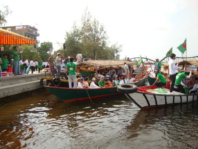 I Love Kampot River: 10 boats marched along