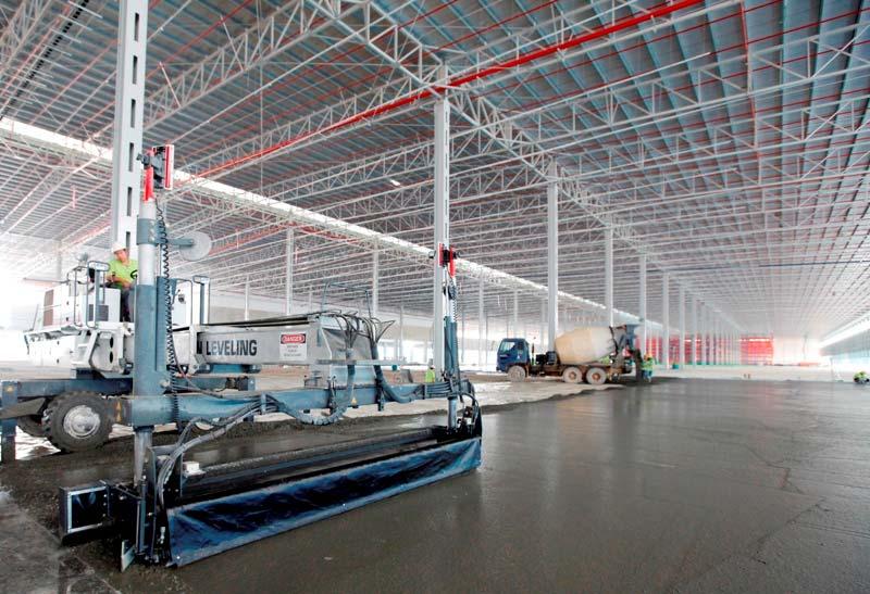 Large Area Pour - Laser Screed Jointed Large pour, laser screed floors can be laid in areas of up to 2,000m 2 between construction joints in a continuous operation but bay sizes of around 1000 square