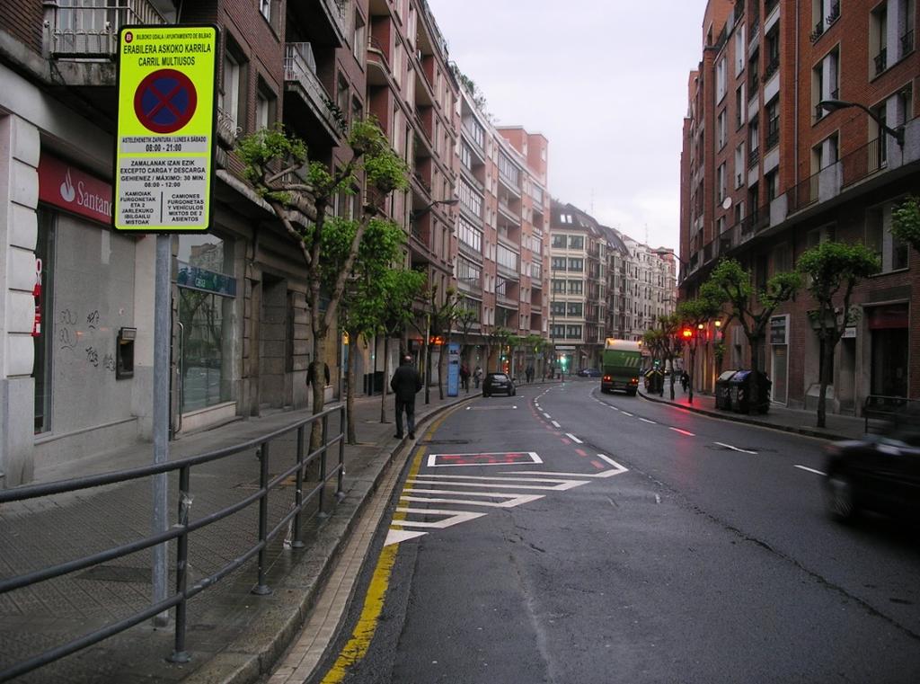 Transfer: Multiuse Lanes in Bilbao The idea resides in taking a lane to function more 'natural', meeting the needs of traffic and based on time slot: Free parking: from 9:00 pm