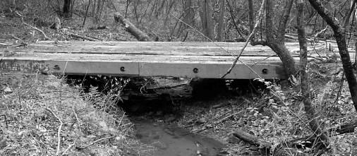 Keep logs butted tight to each other to minimize debris and soil from falling between. Keep equipment out of the stream when placing and removing logs.