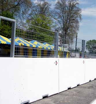 The fence segments are inserted into the C-profiles at the top of the pit lane barriers and are screwed onto the upper edge of the concrete element.