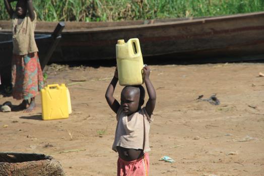 time of fetching water that may be safer, but located further away from dwellings. Lack of Functionality Water fetching is often done by children, some of whom may be very young. Photo: C. Tsimpo.