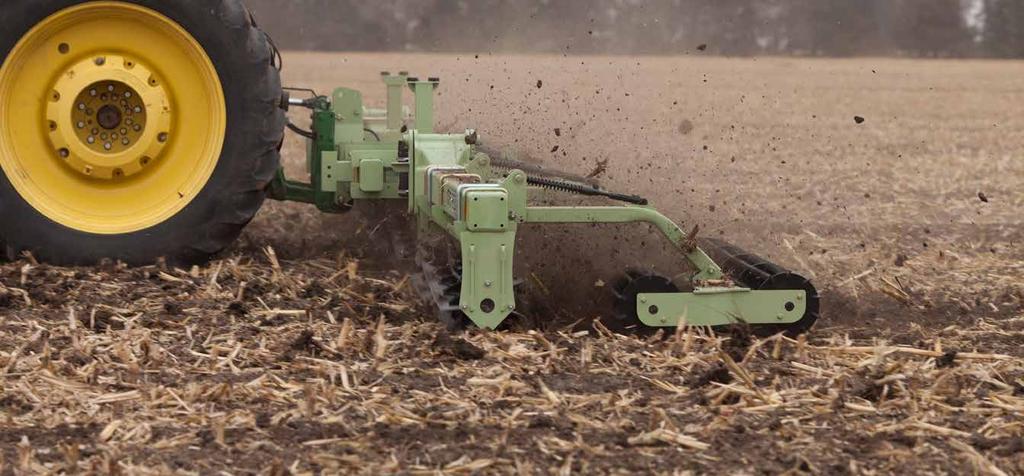 The seedbed conditioner uses a unique 7-blade spiral chopper and double-conditioning baskets to chop stalks, stir loosened soil and leave a