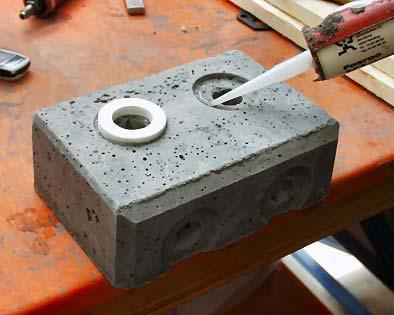 To keep the four fiber gaskets in place during installation they can be glued to the intake brick with a little silicone (Fig. 3.2).