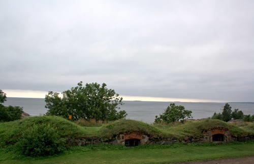 Does it tell the whole story? Suomenlinna consists of several defensive and utilitarian buildings that blend the architecture and functionality of the fortress within the surrounding landscape.