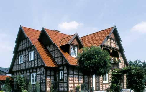 No matter if you have extensive architectural ambitions or more cost-effective building plans a Laumans clay tile roof is always the right choice. Functional reliability meets pure aesthetics.