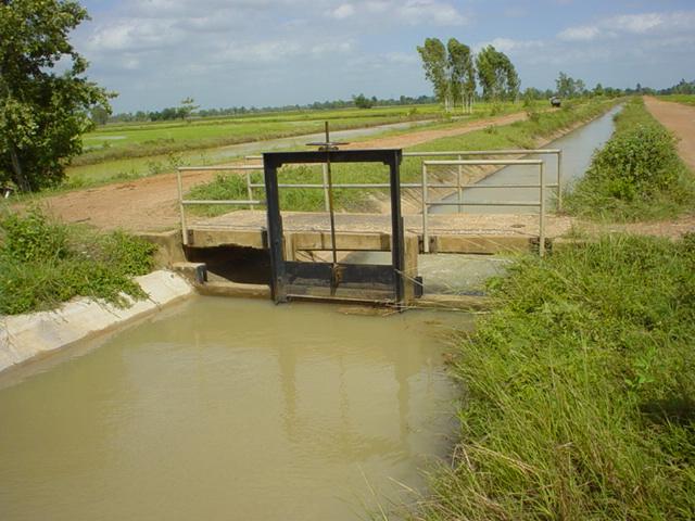 In Thailand, even more sophisticated piped irrigation systems together with small scale pump schemes are found along such reservoirs or long lakes. The former is used e.g. for compensation schemes to farms relocated to upland.