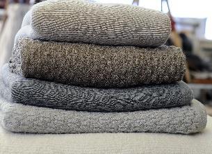 Retail prices of throws can vary from 6 to 100 or more. The prices vary depending on the size, fabric and composition of the product, as well as the brand of the throw.