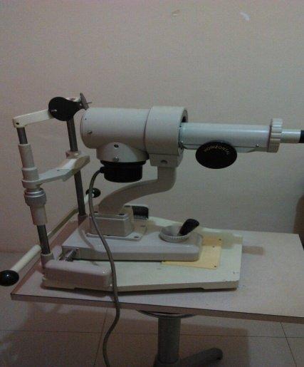 chart, subjective test with trial lens, and corneal curvature measurement with manual keratometer (Takagi, Japan). Figure 6. Manual keratometer Takagi, Japan Source: private documentation.