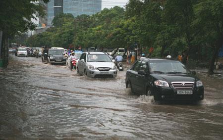 5. Capital to focus on areas of chronic flooding Thai Ha Street in Ha Noi's Dong Da District floods after rain.