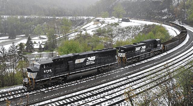 NORFOLK SOUTHERN 2014 SUSTAINABILITY REPORT 65 2013 FINANCIAL PERFORMANCE Moving the Economy For a detailed look at our 2013