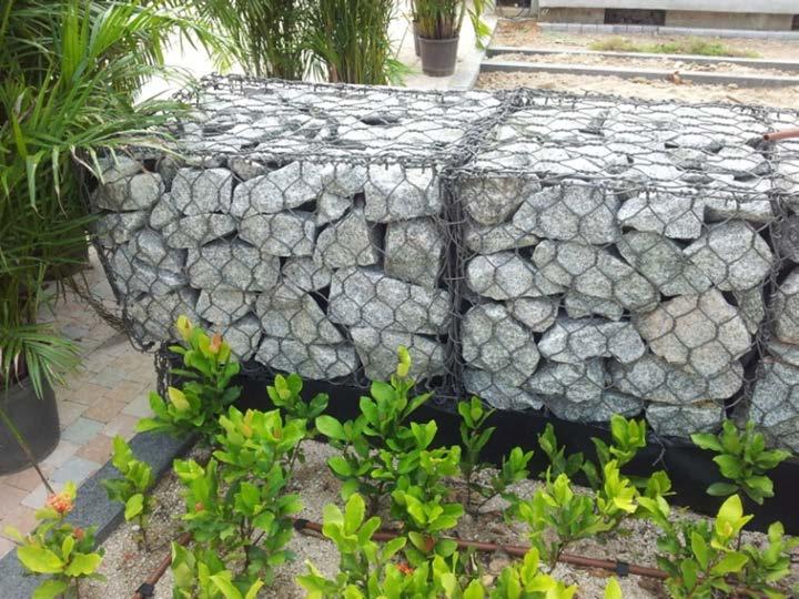 Gabion wall construction making use of