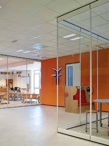 The transparency of the glass ensures that the teachers in the classrooms can keep an eye on the open spaces where