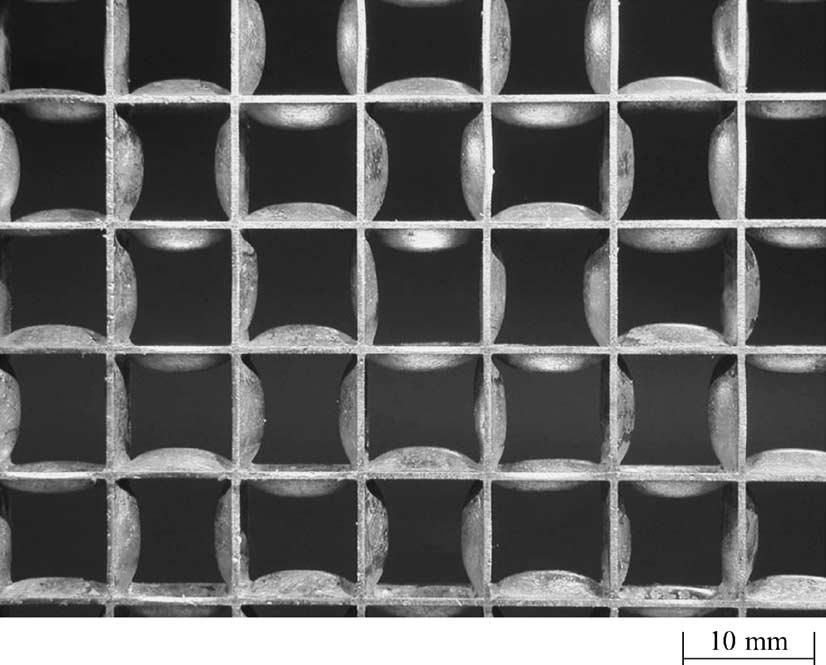 F. Côté et al. / Materials Science and Engineering A 380 (2004) 272 280 277 Fig. 8. A top view photograph of the unbonded ρ = 0.10, 12 12 cells specimen (H/L = 5), compressed to a strain ε 0.1. The photograph clearly shows an axial torsional buckling mode.