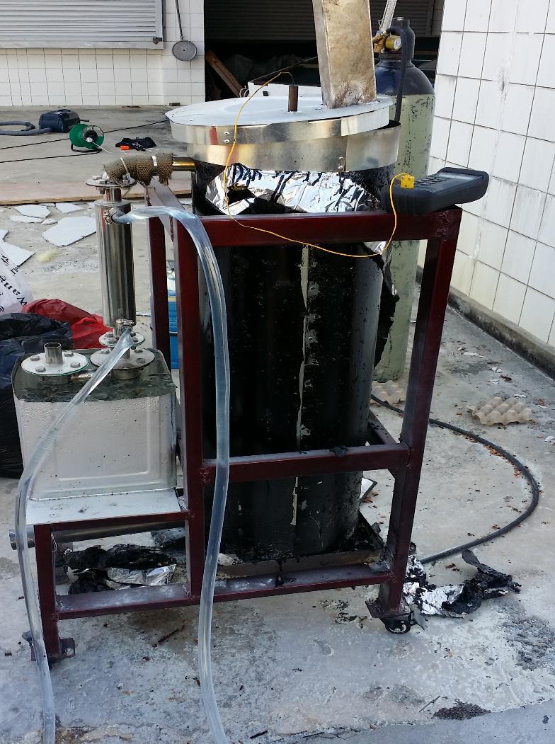 Figure 3. Fixed bed pyrolysis experimental set-up. The set-up is assembled and sealed using rubber and liquid gasket.