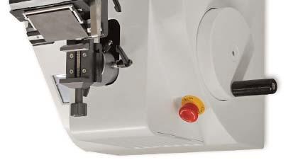 [04] Manual handwheel Slicing is made by means of a light to turn handwheel with ergonomic handle that minimizes fatigue