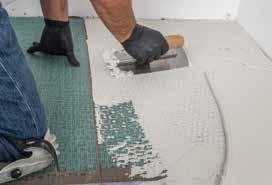 Apply additional mortar, combing it in a single direction using a 1/4" x 3/16" (6 x 4,5 mm) V-notched trowel or a 1/4" x 1/4" x 1/4" (6 x 6 