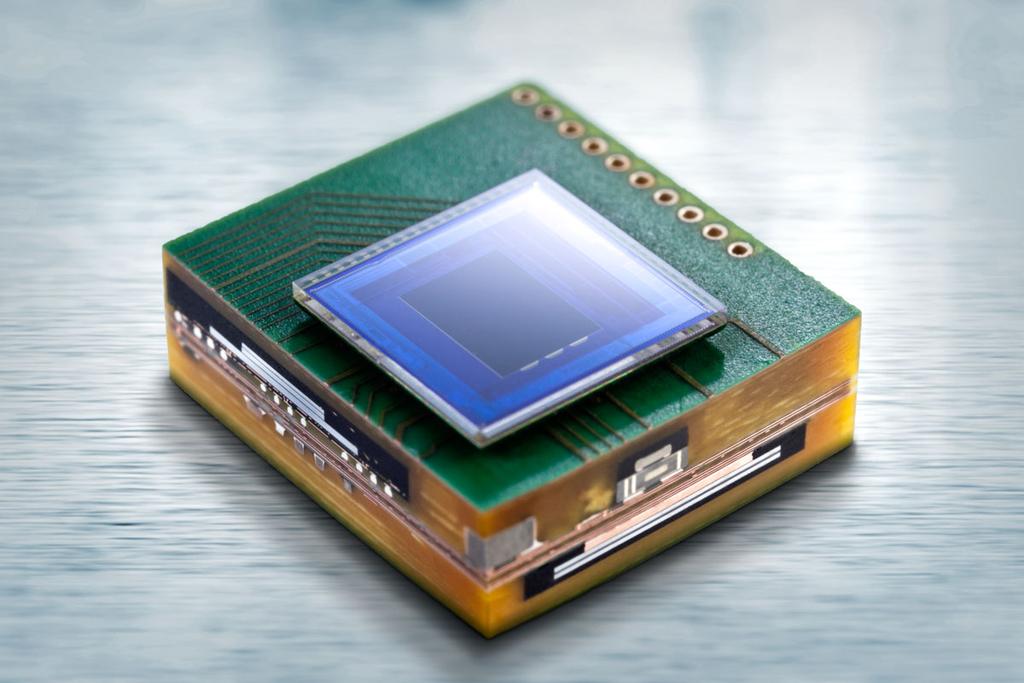 MoMiCa Camera Module 3 Mpixel image sensor 32 bit microcontroller capacitor flash