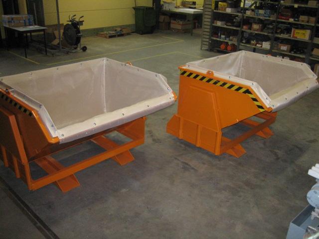 A specially selected several times reusable filter fleece is mounted on a supporting frame. This fleece retains the fines in the container.