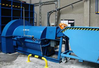 The machine separates the coarse particles (aggregates) from the fines, which flow out of the machine together with the wash water as grey water (mixture of water with fines < 0,2mm and cement).