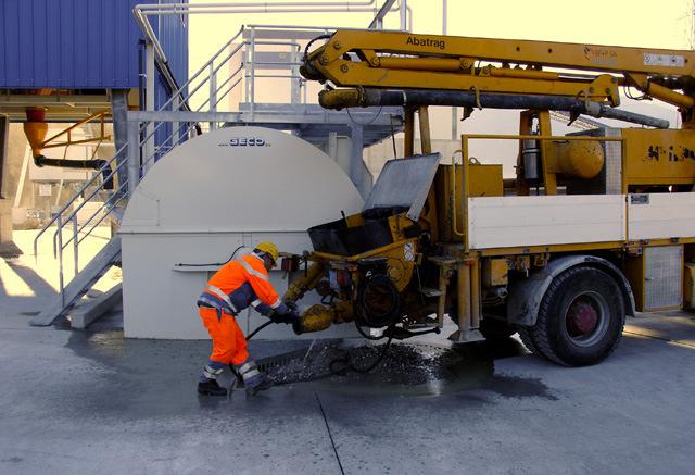 FLOTMAT-Kombi The waste green concrete reclaimer with a feeding wheel To clean concrete pumps and to collect water from the yard Lifting objects to a certain height can be