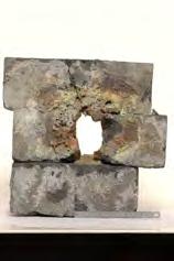 consists of MgO-C bricks, with a top ring of fired spinel bricks