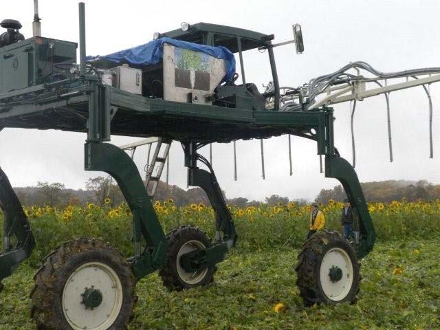 It covers 18 rows of corn with a pass. It s hydraulic driven and has an individual hydraulic drive on each wheel, you can turn both the front and rear set of wheels.
