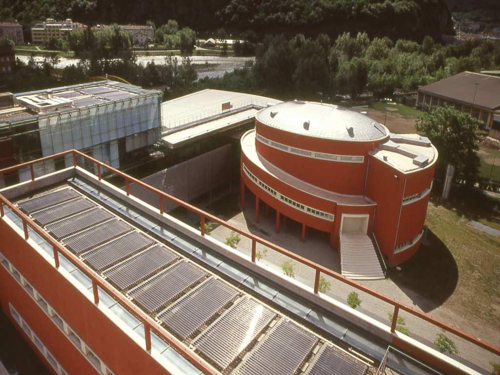 Solar air-conditioning at the European Academy EURAC, Bolzano, Italy Air-conditioning of Academy building area Heat production: - 480 m² vacuum tube collectors - co-generation 330 kw th -