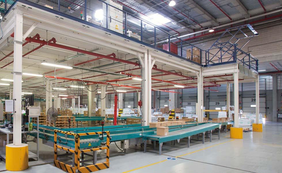 Combination of the conveyor circuit and the storage area There is an order preparation work area on the mezzanine floor in the above image.