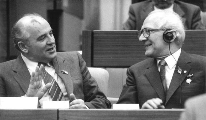 THE COLLAPSE OF COMMUNISM IN EASTERN EUROPE AND THE END OF THE COLD WAR Source 1 : Mikhail Gorbachev, Soviet leader, with Erich Honecker, East German leader, in 1986 By the 1980s the USSR was