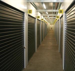 What to expect at a storage auction Storage unit auctions are largely the same as other types of auctions. Bidding normally begins at a firm time, but it is always smart to arrive early.