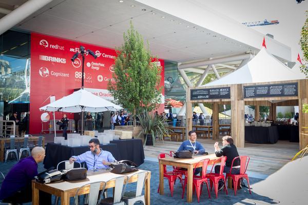 Snack Sponsor of the Day @ The Café SIGNATURE SPONSORSHIP The Café on Howard Street serves as a beacon for gathering at Oracle OpenWorld.