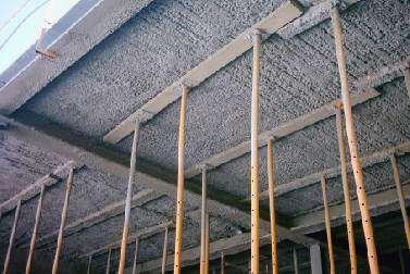 Then proceed to prop up the slab, putting metal or wooden mud sills, so that the section in contact with the slab is as low as possible. These support lines are placed between 1 and 1.