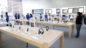 THE APPLE STORE ployees taught to solve customer problems, not sell goods ven handheld devices, to get them out from behind