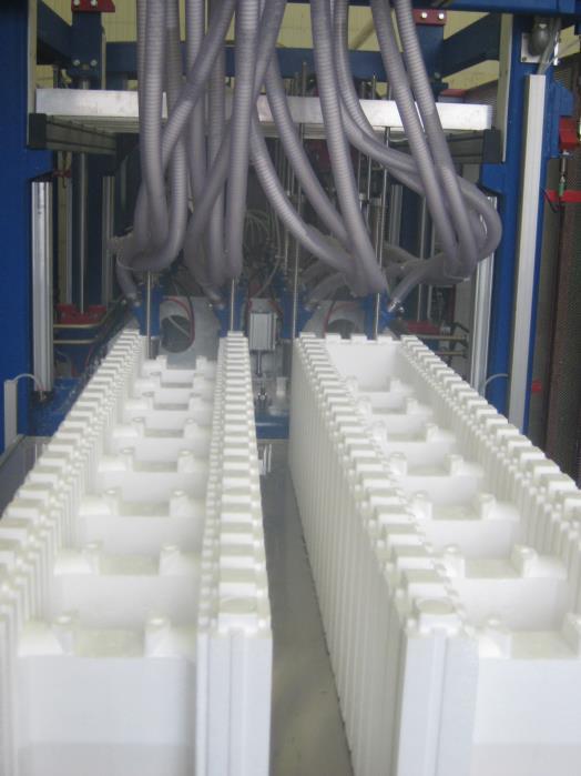 A second container is used to reclaim tools and the polystyrene raw material. The system units are linked and mounted to each other.