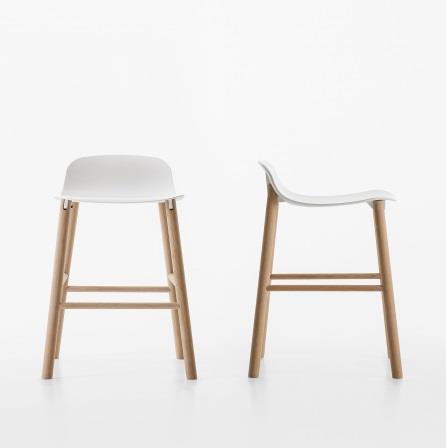 7 Bar stool with natural solid wood frame with white polypropylene