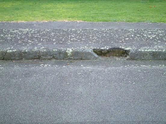 Kerb Channel Single crack. Rate as 1m Several cracks within a 1m length.