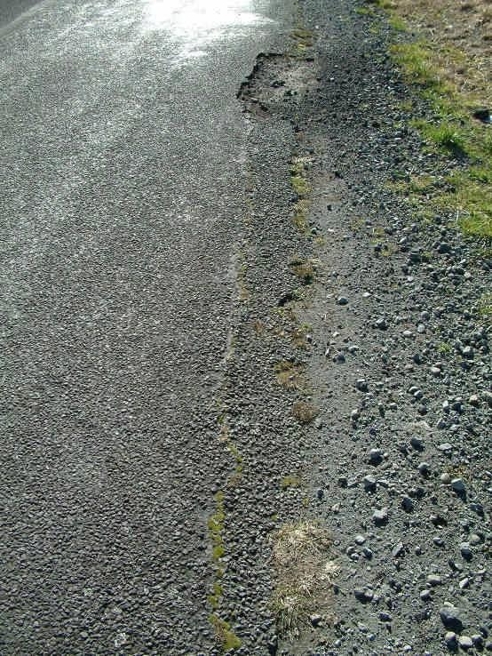 (i) Edge break along a chipseal carriageway showing a