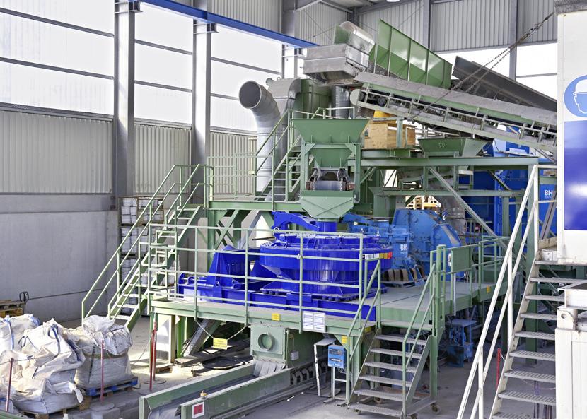 CUSTOMER TRIALS 14 Testing gives certainty We operate a large-scale test plant on our Sonthofen business premises. It comprises all of our crushing machines in production scale.