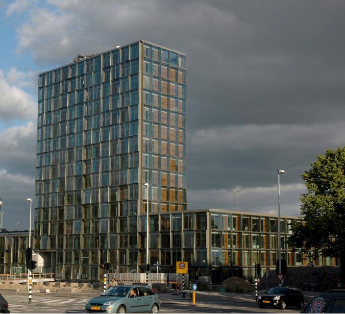 CASE STUDIES 1- Het Kasteel Amsterdam, the Netherlands This new housing project on the edge of Amsterdam uses a double skin façade to improve energy performance and comfort, and also to create
