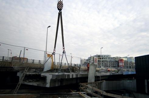 Main construction phase 1, March 2014 to March 2015 The bridge structures B345 and B343 spanning the underground line, the international bus terminal as well as Erdberger Straße were built in the