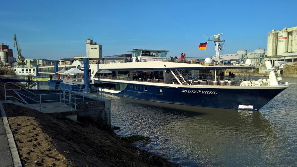 Fig. 3 In 2016, 854 cruise ships carrying almost 140,000 passengers docked at bayernhafen Bamberg. bayernhafen Gruppe invested around 750,000 in the extension of the cruise ship pier.